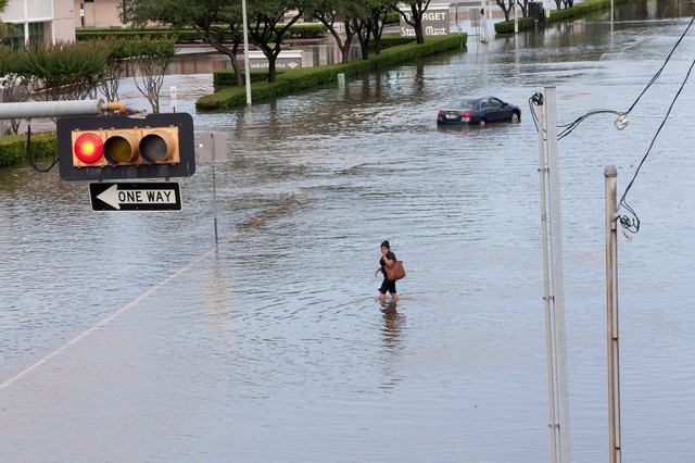 Người phụ nữ đi trên đường phố ngập lụt ở thành phố Houston, Texa xôi xôis, Mỹ.